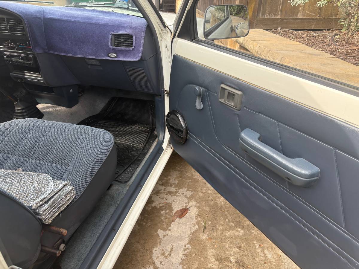 Toyota-tacoma-pickup-1993-12