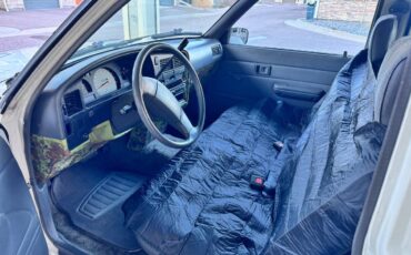 Toyota-truck-1990-white-1