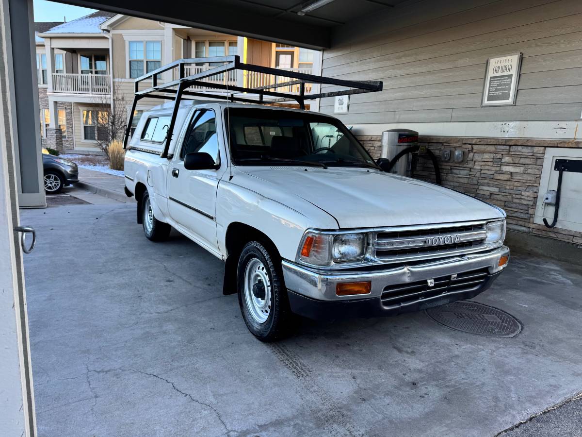 Toyota-truck-1990-white-2