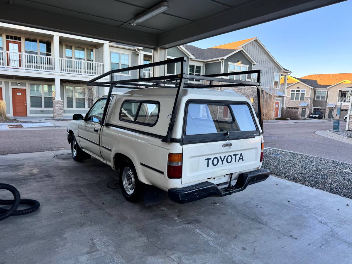 Toyota-truck-1990-white-3