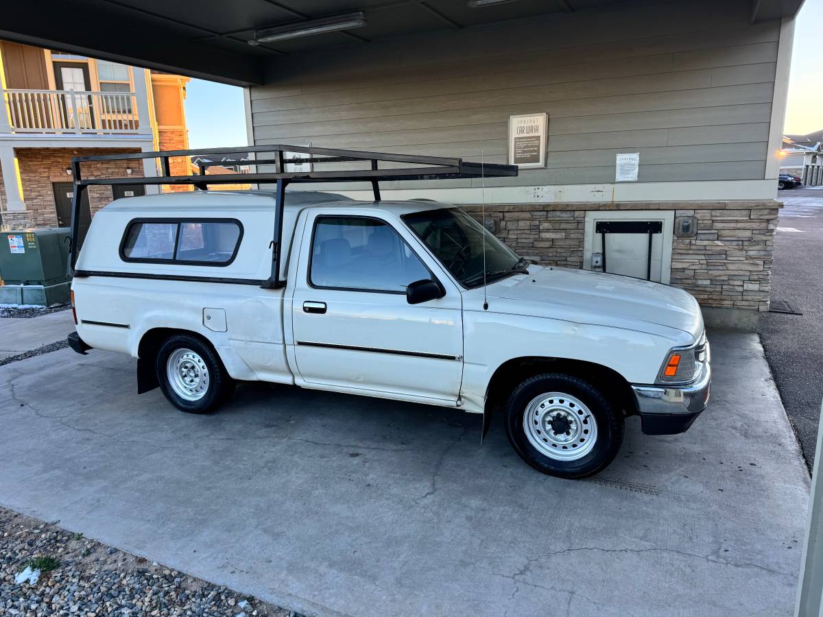 Toyota-truck-1990-white-4