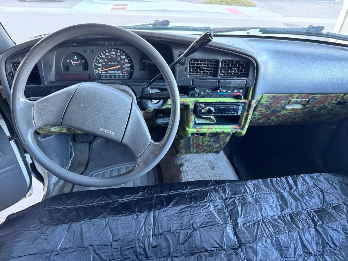 Toyota-truck-1990-white-6