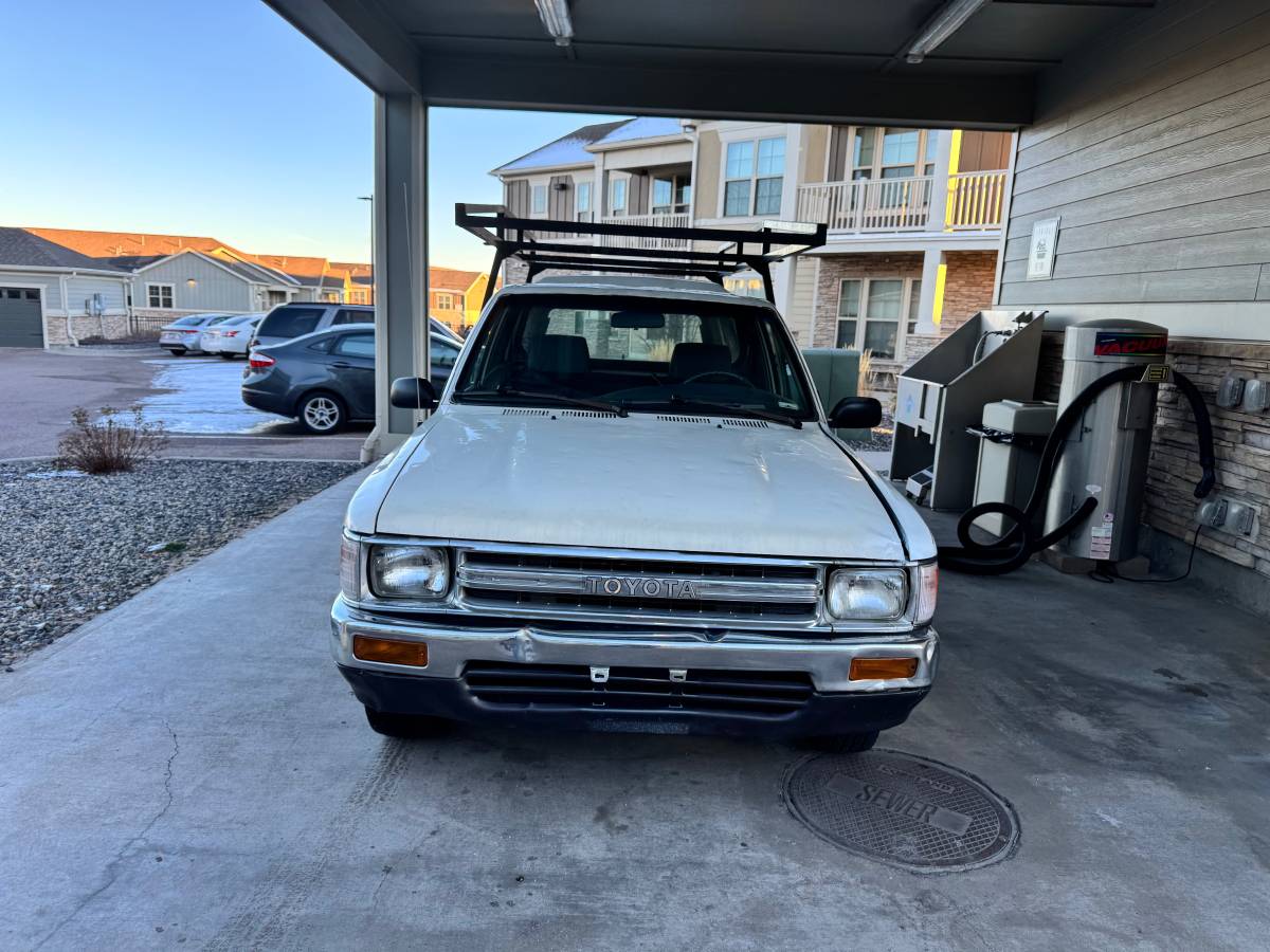 Toyota-truck-1990-white-8