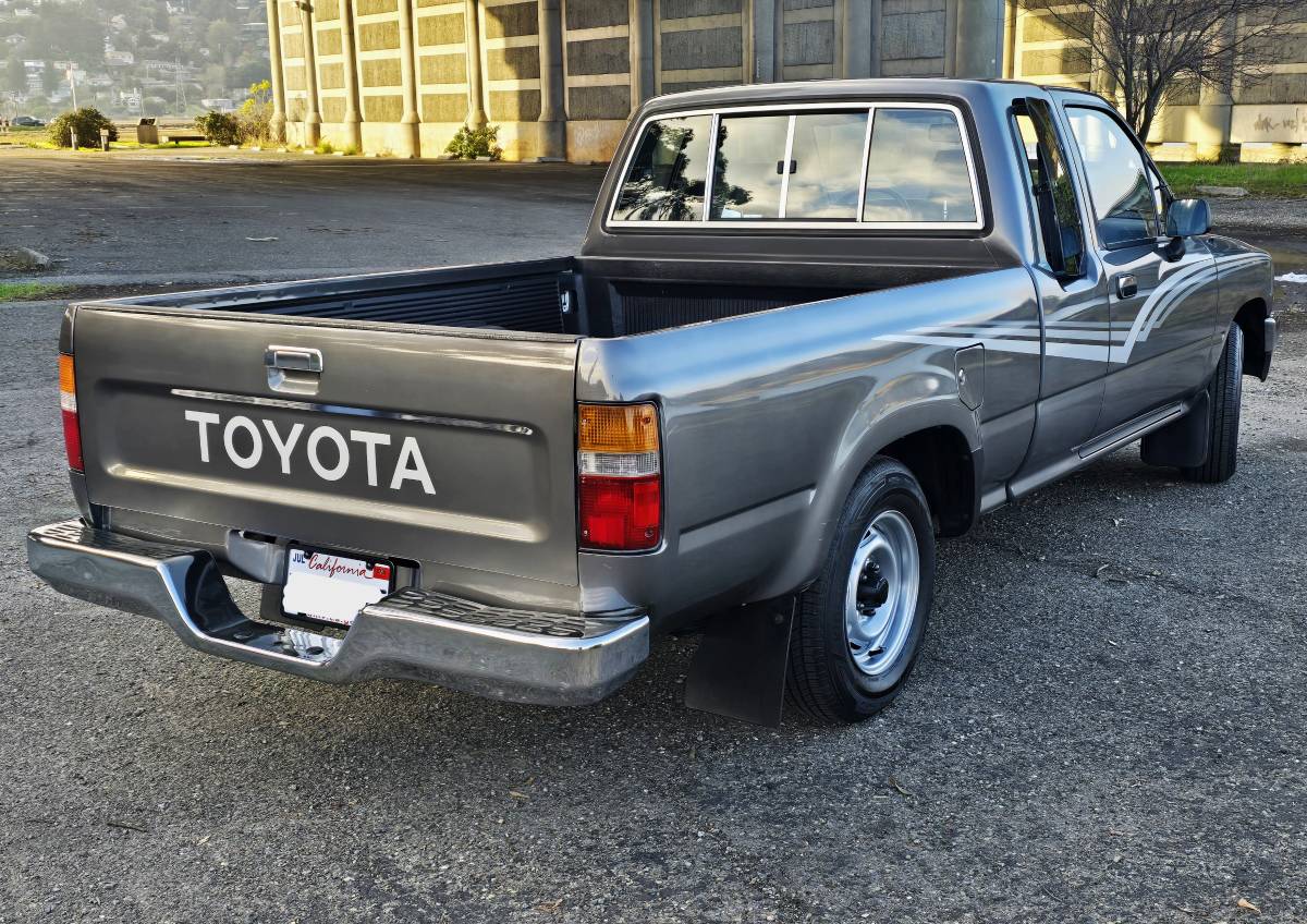 Toyota-truck-dlx-xtra-cab-1989-grey-17
