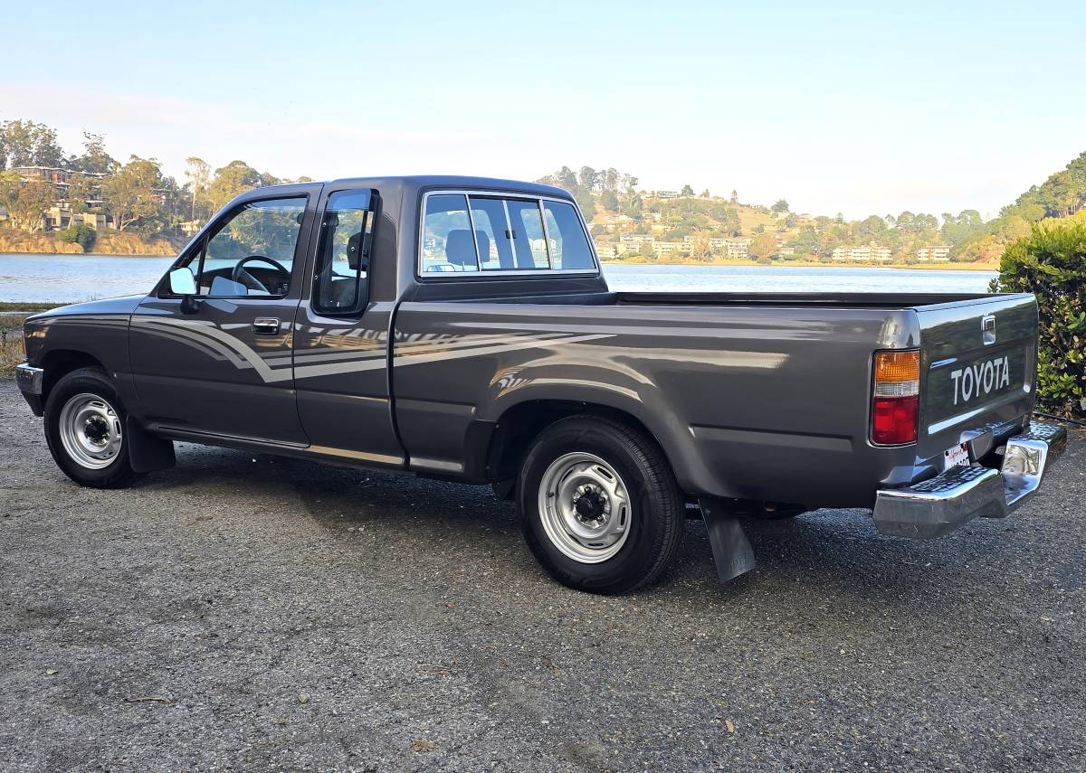 Toyota-truck-dlx-xtra-cab-1989-grey-21