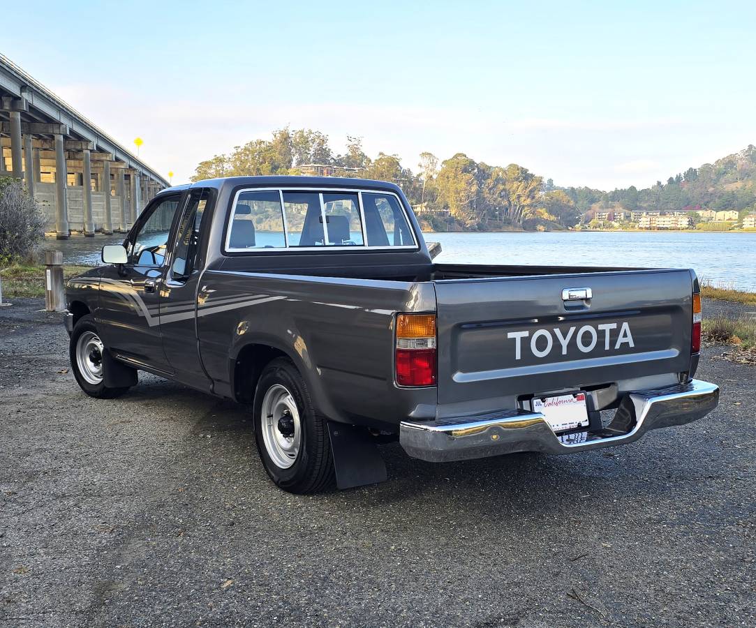 Toyota-truck-dlx-xtra-cab-1989-grey-22