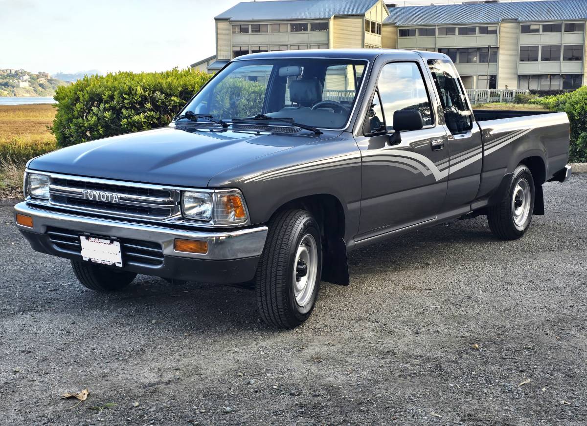 Toyota-truck-dlx-xtra-cab-1989-grey-23