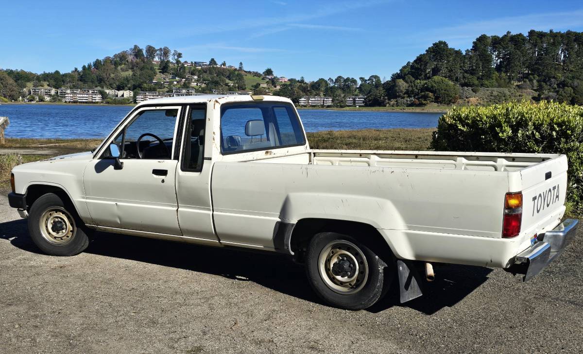 Toyota-truck-dlx-xtra-cab-7-long-bed-1986-white-1