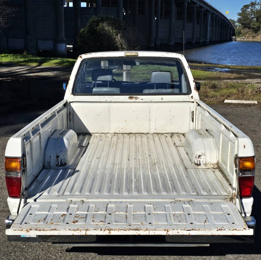 Toyota-truck-dlx-xtra-cab-7-long-bed-1986-white-13