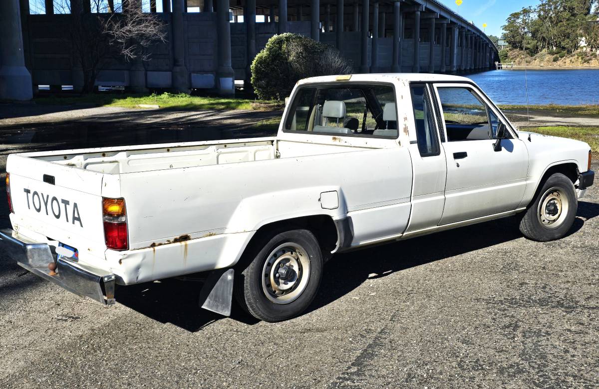 Toyota-truck-dlx-xtra-cab-7-long-bed-1986-white-15