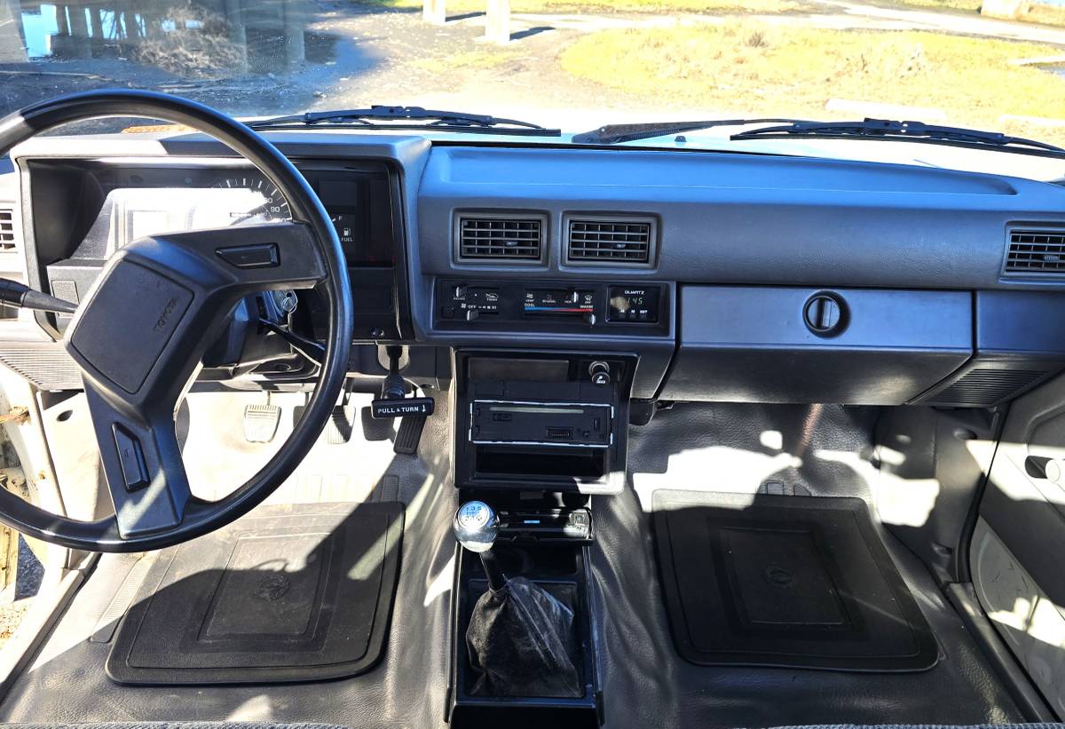 Toyota-truck-dlx-xtra-cab-7-long-bed-1986-white-16