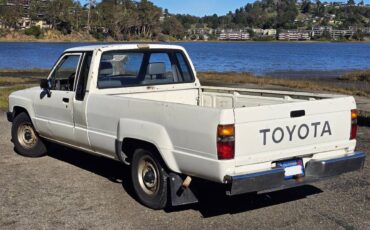 Toyota-truck-dlx-xtra-cab-7-long-bed-1986-white-18