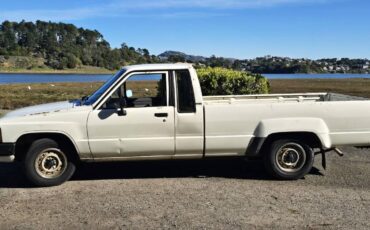Toyota-truck-dlx-xtra-cab-7-long-bed-1986-white-2