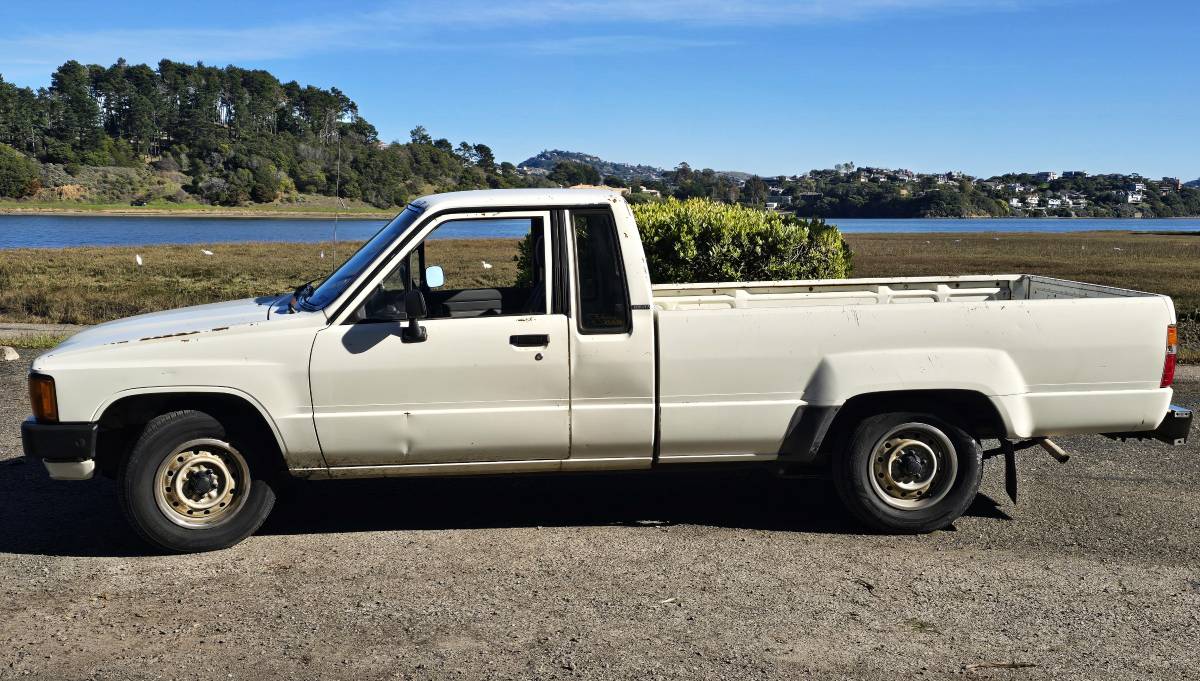 Toyota-truck-dlx-xtra-cab-7-long-bed-1986-white-2