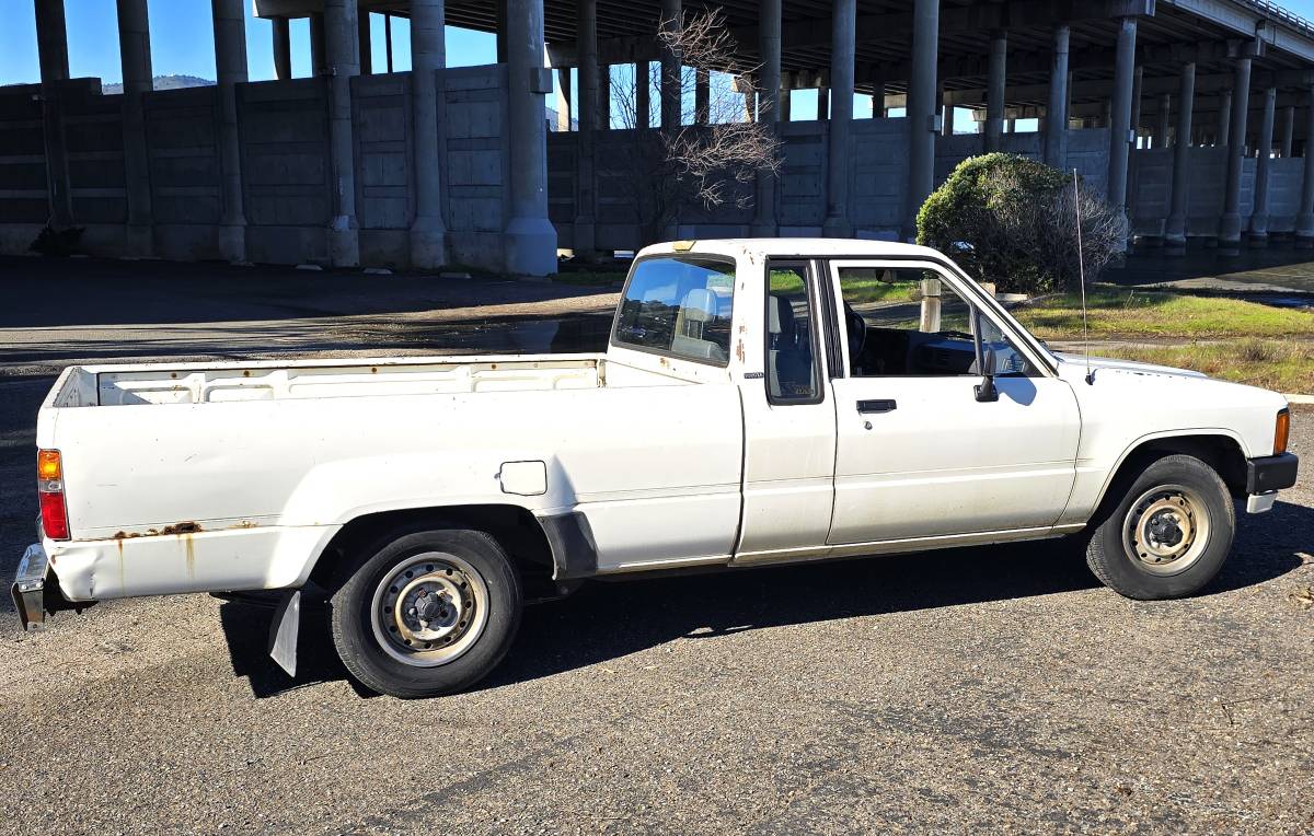 Toyota-truck-dlx-xtra-cab-7-long-bed-1986-white-20