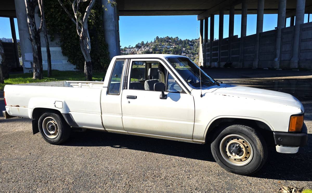 Toyota-truck-dlx-xtra-cab-7-long-bed-1986-white-21
