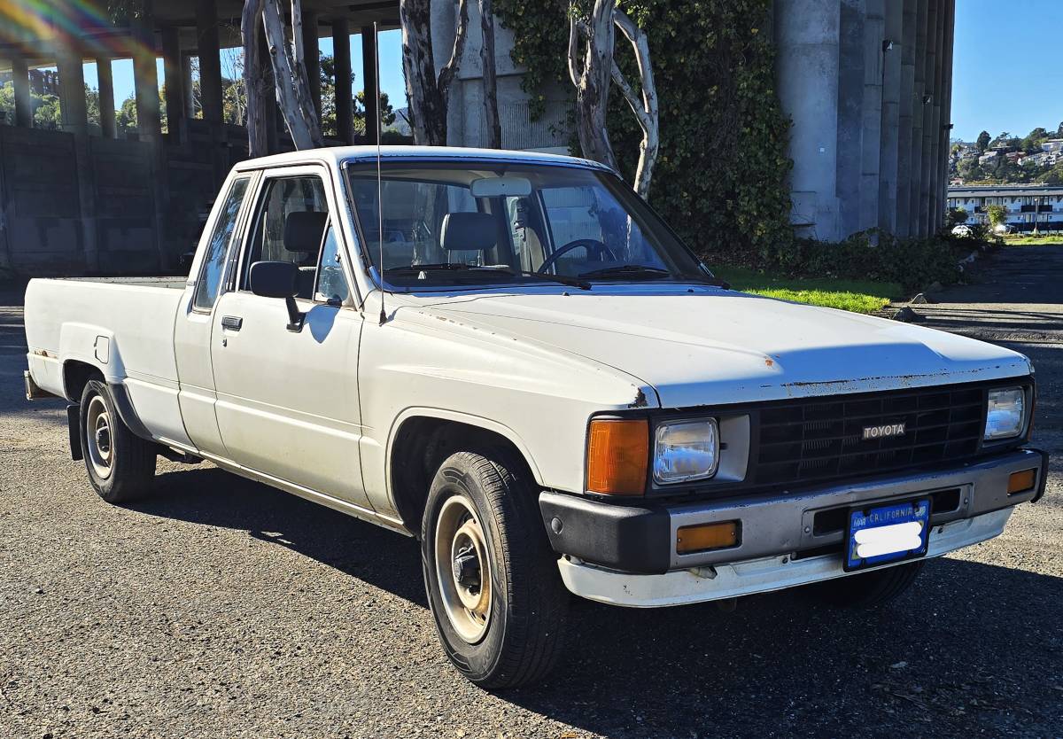 Toyota-truck-dlx-xtra-cab-7-long-bed-1986-white-22