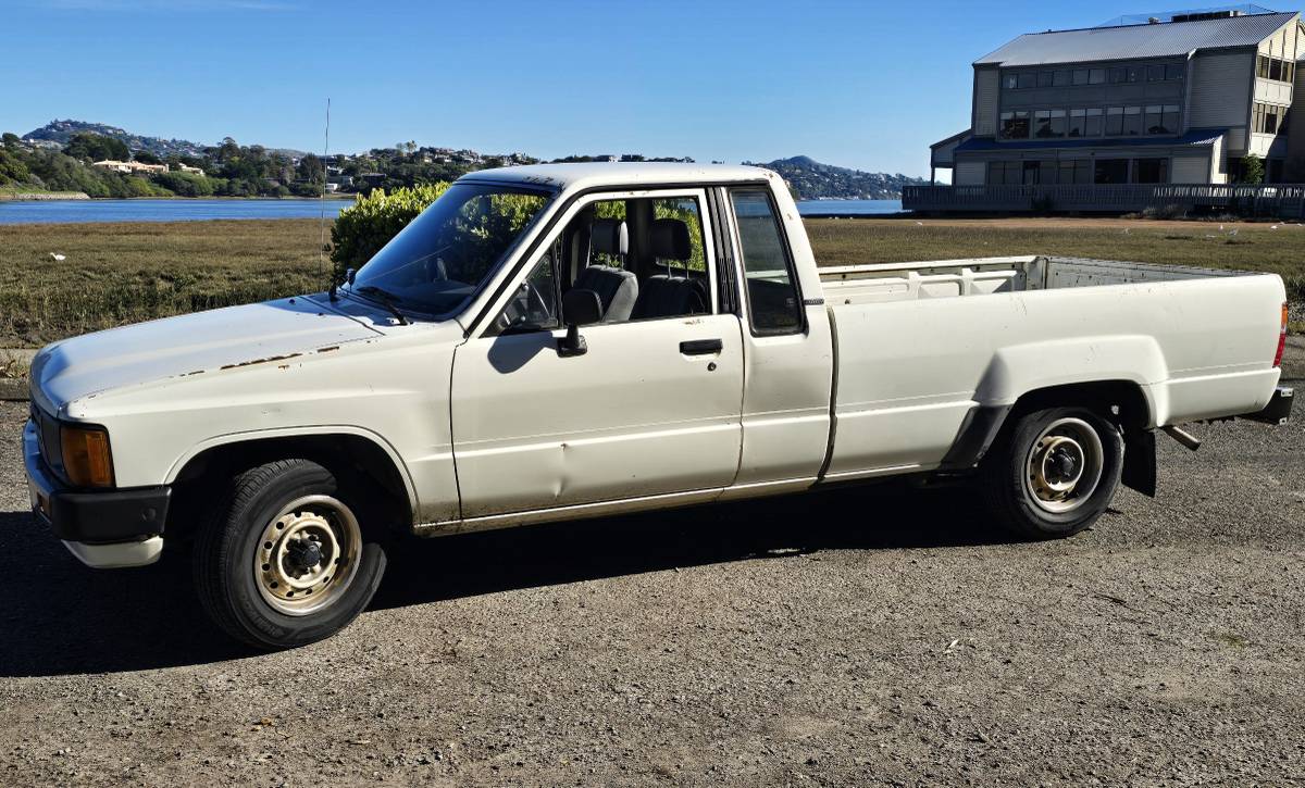 Toyota-truck-dlx-xtra-cab-7-long-bed-1986-white-3