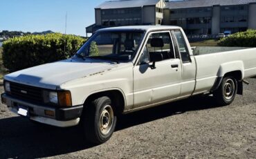 Toyota-truck-dlx-xtra-cab-7-long-bed-1986-white-4