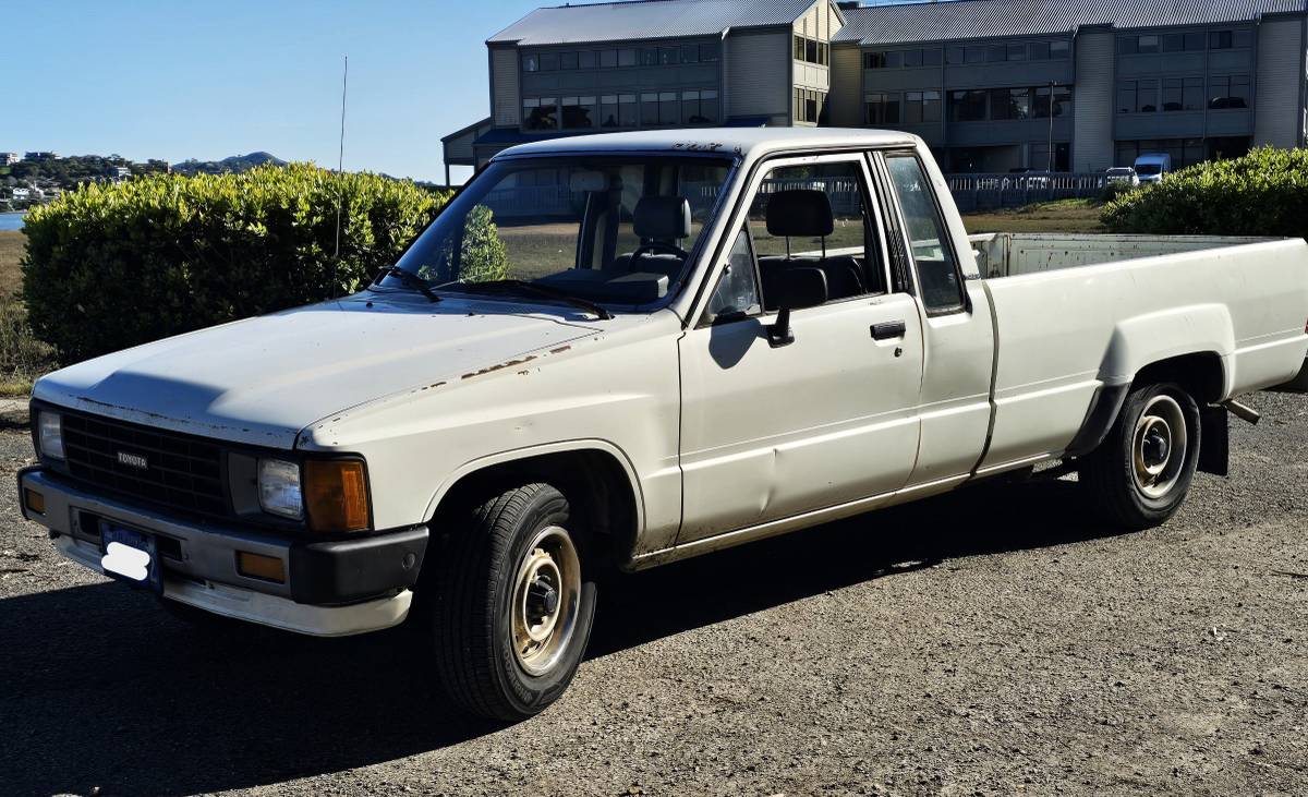 Toyota-truck-dlx-xtra-cab-7-long-bed-1986-white-4
