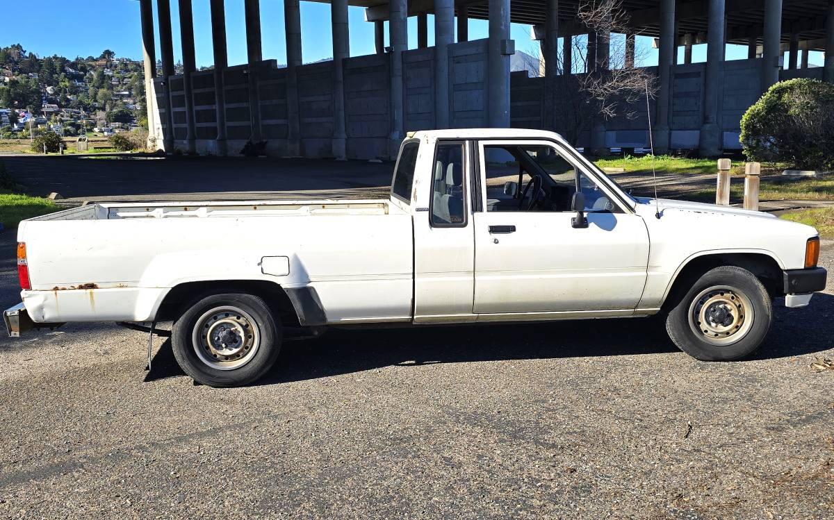 Toyota-truck-dlx-xtra-cab-7-long-bed-1986-white-6