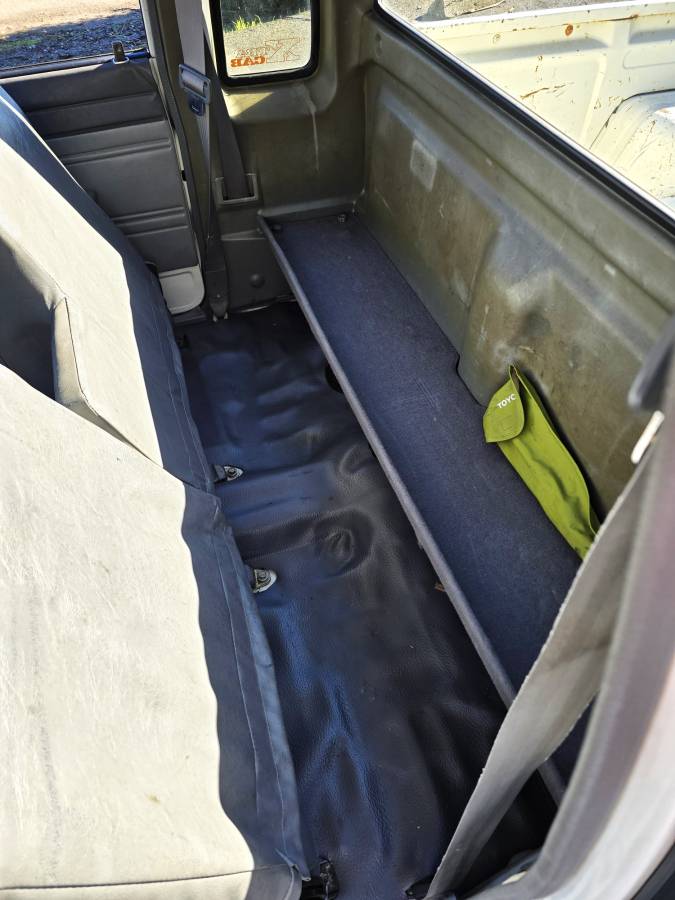 Toyota-truck-dlx-xtra-cab-7-long-bed-1986-white-8