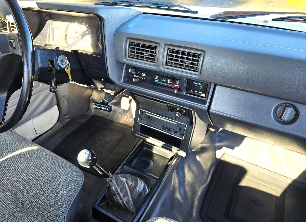 Toyota-truck-dlx-xtra-cab-7-long-bed-1986-white-9