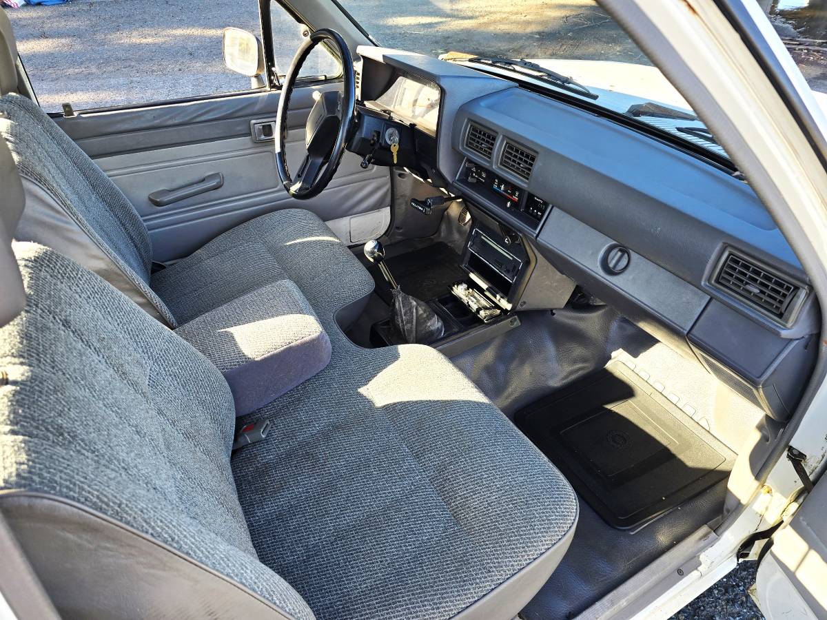 Toyota-truck-dlx-xtra-cab-7-long-bed-1986-white