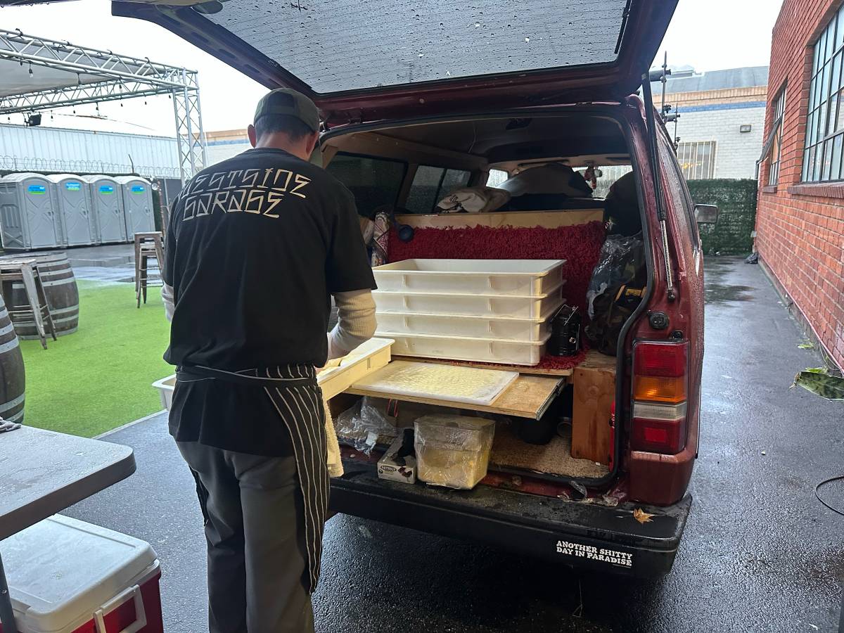 Toyota-van-le-1984-purple-3