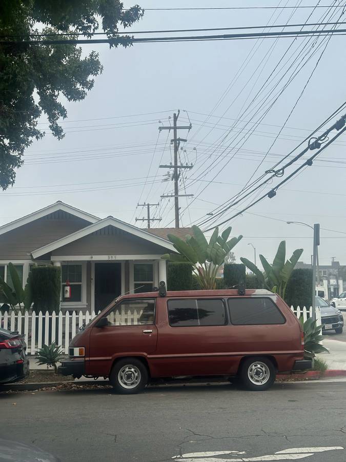 Toyota-van-le-1984-purple