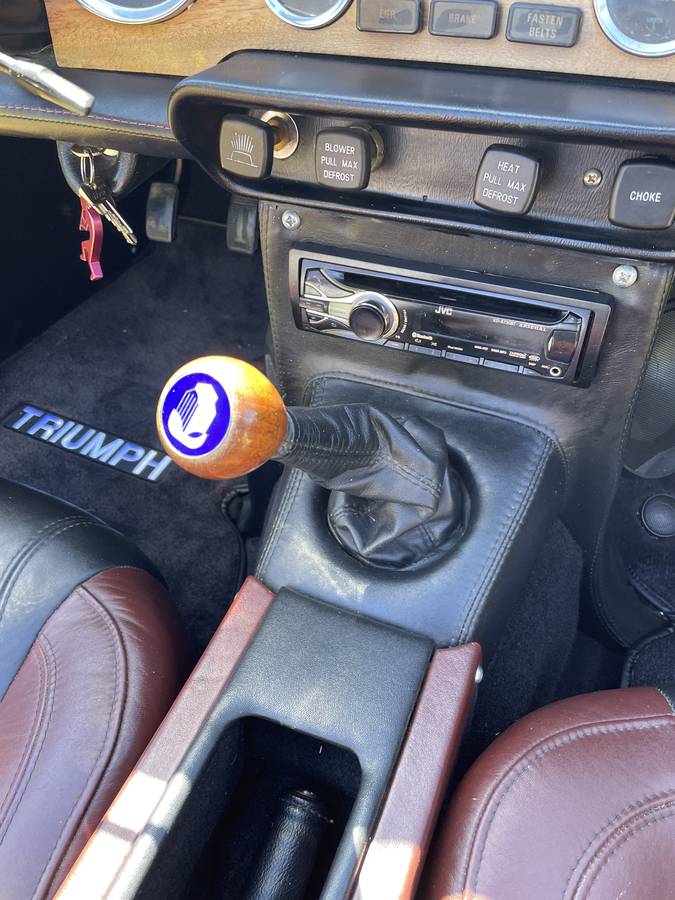Triump-tr6-1976-custom-10