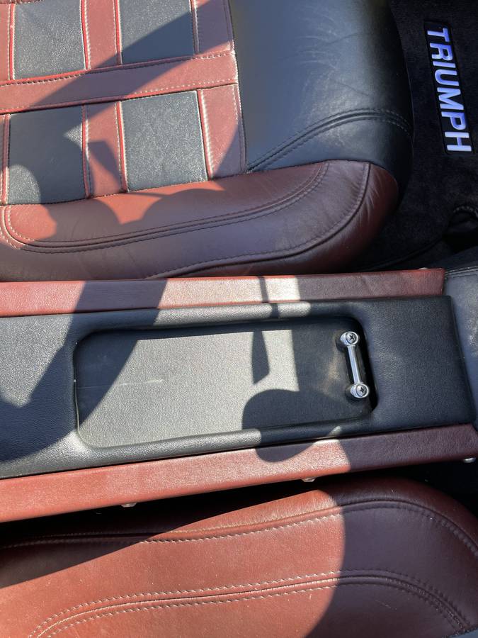 Triump-tr6-1976-custom-11