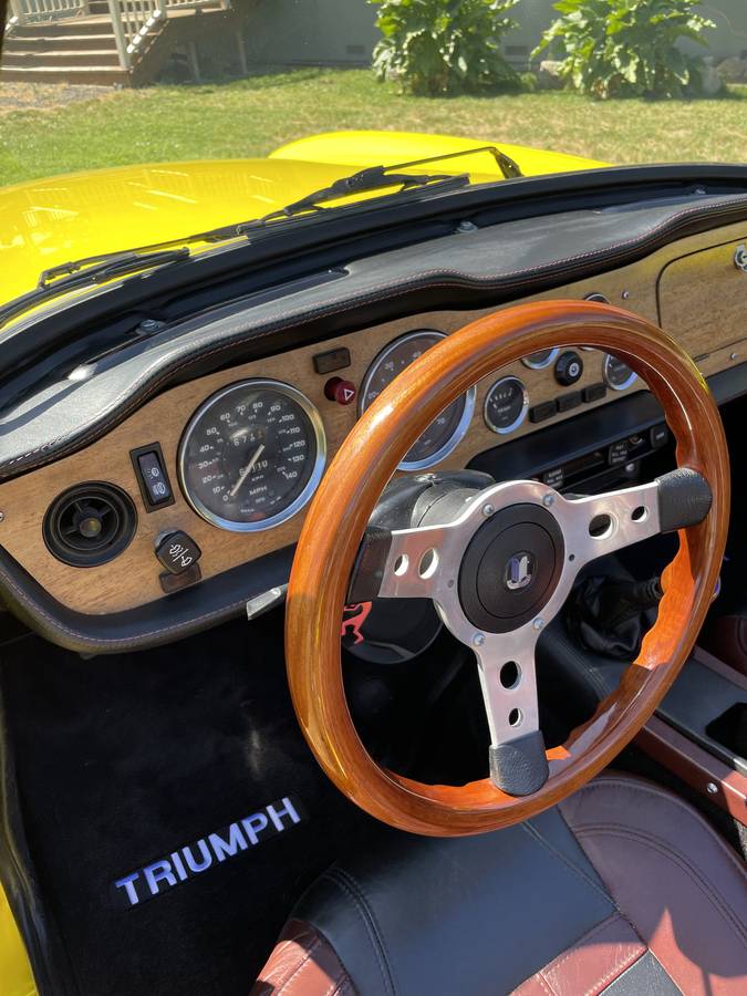 Triump-tr6-1976-custom-16