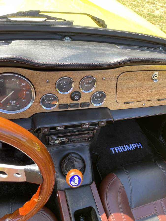 Triump-tr6-1976-custom-17