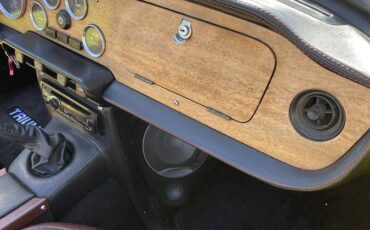 Triump-tr6-1976-custom-18