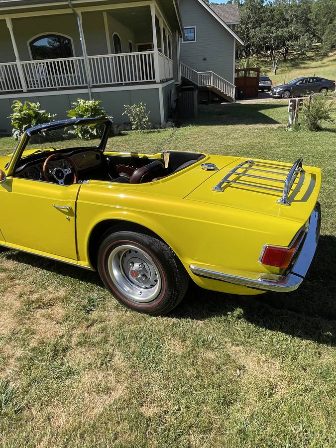 Triump-tr6-1976-custom-4