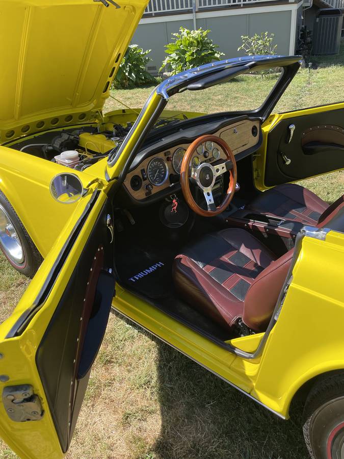 Triump-tr6-1976-custom-5