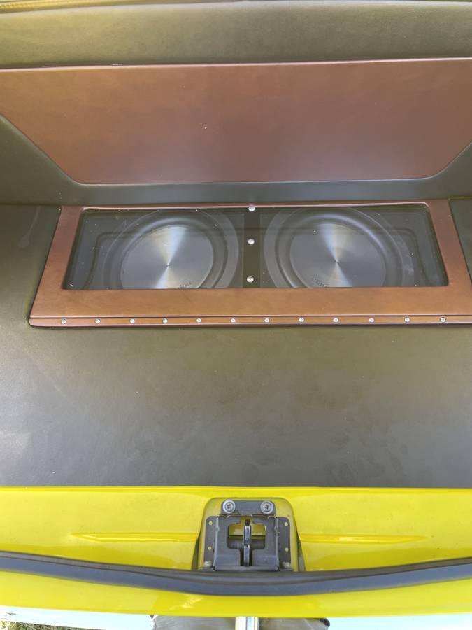 Triump-tr6-1976-custom-8