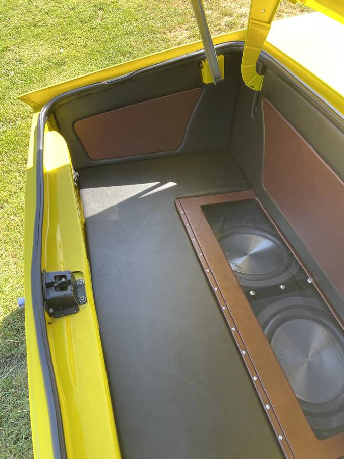 Triump-tr6-1976-custom-9