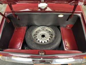 Triumph-TR-6-1971-CONVERTIBLE-28