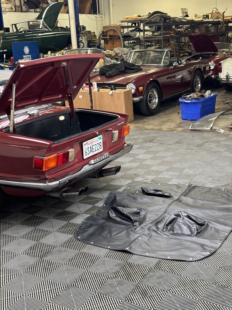 Triumph-TR-6-1972-CONVERTIBLE-26