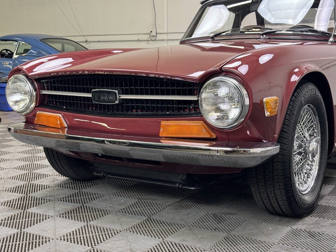 Triumph-TR-6-1972-CONVERTIBLE-3