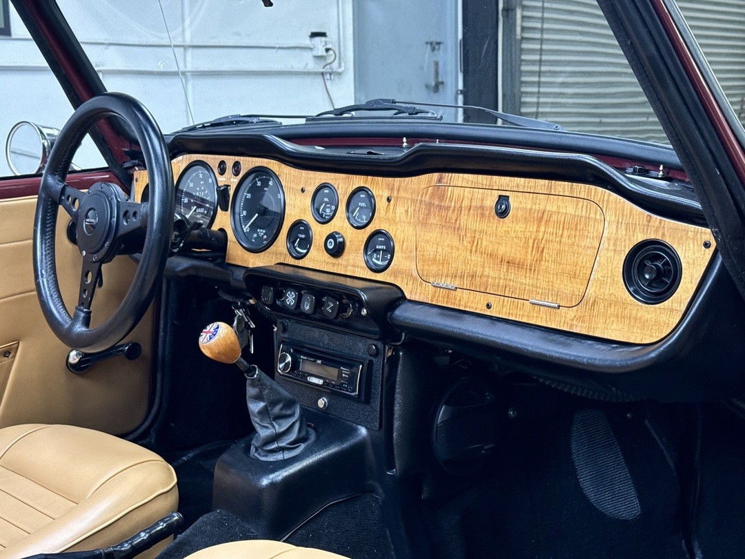 Triumph-TR-6-1972-CONVERTIBLE-37