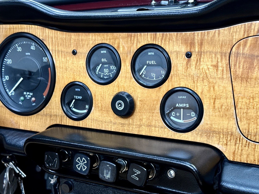 Triumph-TR-6-1972-CONVERTIBLE-39