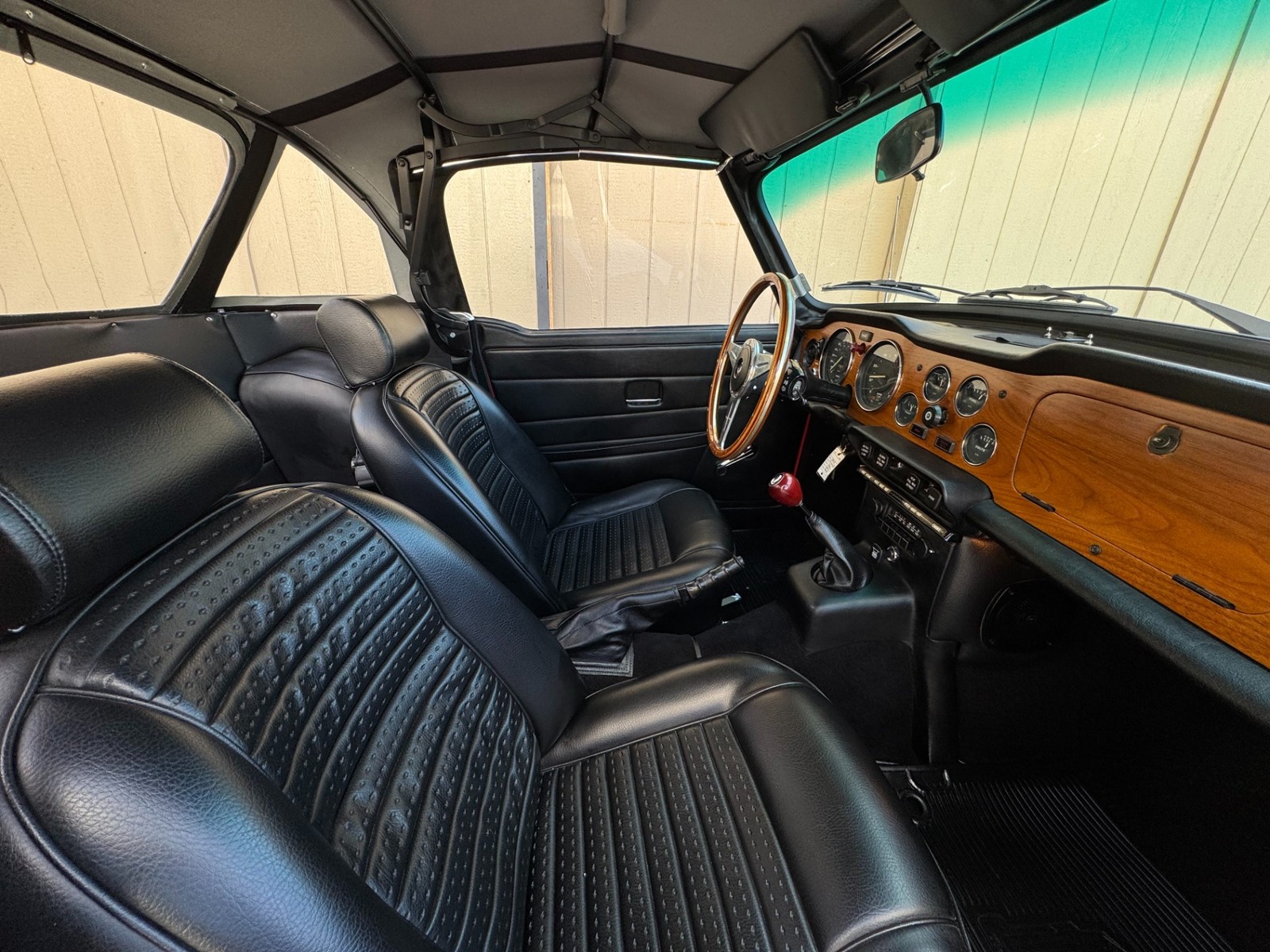 Triumph-TR-6-1974-Convertible-16