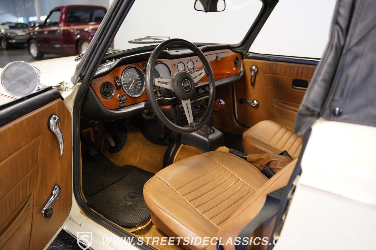 Triumph-TR-6-1976-Convertible-4