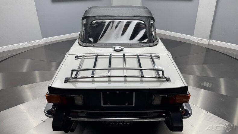 Triumph-TR6-1976-14