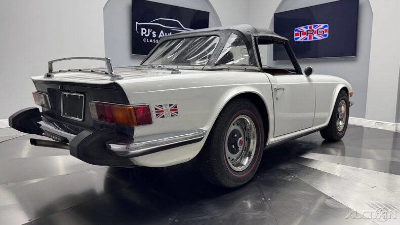 Triumph-TR6-1976-18