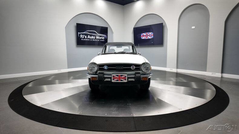 Triumph-TR6-1976-5