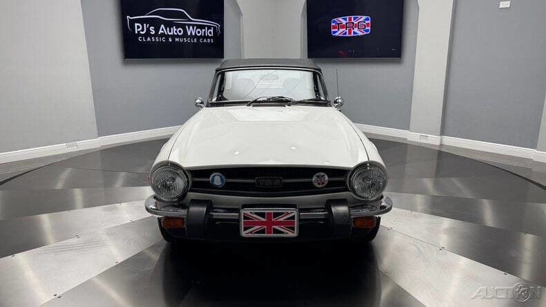 Triumph-TR6-1976-6